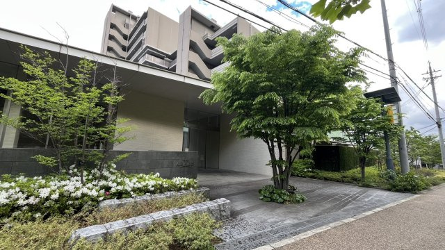 千里中央エアヒルズの外観|メインエントランスの前には「西町二丁目」のバス停