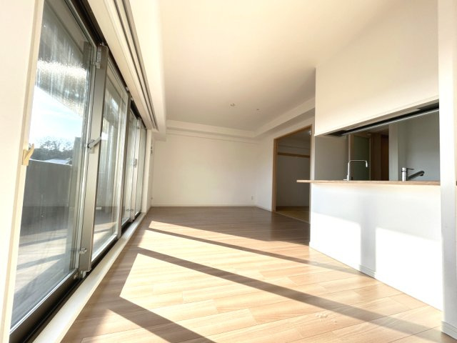 千里中央エアヒルズの居間・リビング|LDK約17.7帖、LDに床暖房完備