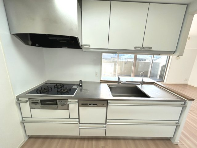 千里中央エアヒルズの玄関|ウッド調のお洒落な廊下です。