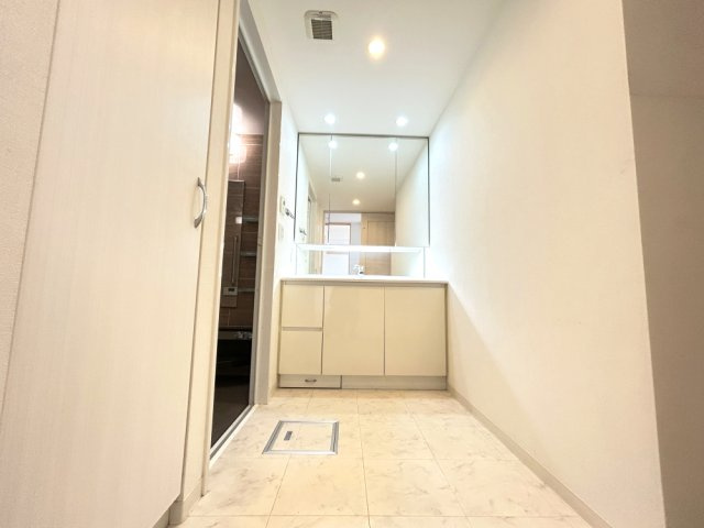 千里中央エアヒルズのトイレ|トイレカウンター付きのトイレです。