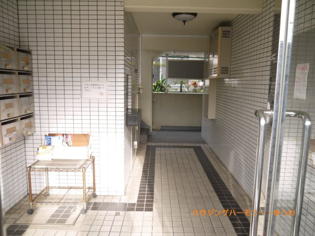 【その他共用部分】 | トップ下赤塚第３ | 清潔感と歓迎感があるエントランスホールとなります。