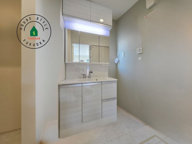 糟屋郡志免町桜丘1丁目第1-2棟（2号棟）の内観：施工例|ゆとりの洗面スペースで朝の身支度もスムーズに。暮らしを快適に変えるシャワー付洗面台です！