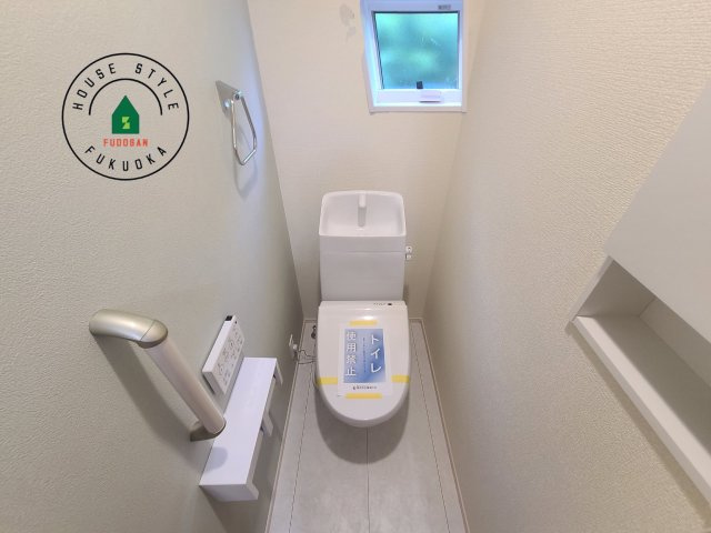 糟屋郡志免町桜丘1丁目第1-2棟（2号棟）の内観：施工例|温水洗浄便座を完備しております。2ヶ所にトイレがあるのは朝の慌ただしい時間も安心です。
