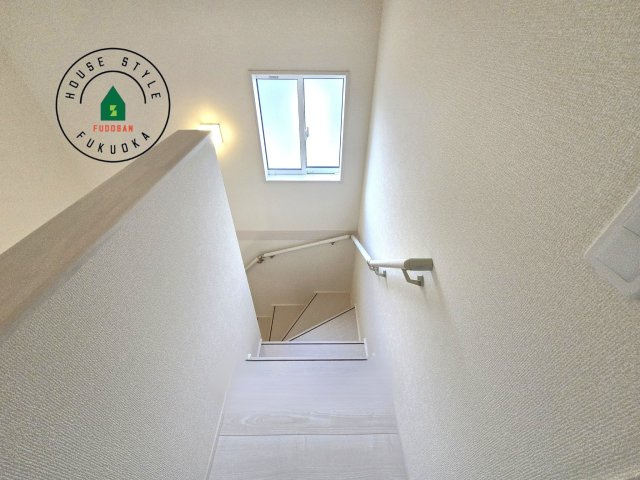 糟屋郡志免町桜丘1丁目第1-2棟（2号棟）の内観：施工例|＜手すり付階段＞手すりがないと階段の昇り降りで危険なことはもちろん、壁に手をつきながら歩くことで壁紙が汚れやすくなります。すべての方に快適に昇り降りしていただくため、手すりを設置しました。