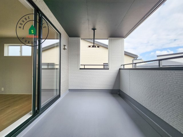 糟屋郡志免町桜丘1丁目第1-2棟（2号棟）の外観：施工例|風をしっかりと感じられるバルコニーでは、毎日が洗濯日和です。広々としているので洗濯も楽しくなるでしょうし、気分転換にバルコニーからの眺めを楽しむのもいいでしょう。