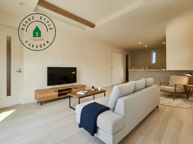 糟屋郡志免町桜丘1丁目第1-2棟（2号棟）の内観：施工例|明るく開放的なリビングダイニングは豊かな陽光が注ぎ込み、やすらぎの空間を演出してくれます。ご家族で楽しいひとときをお過ごし下さい。※家具はCGを合成したものです。