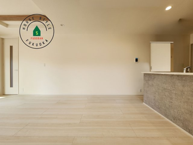 糟屋郡志免町桜丘1丁目第1-2棟（2号棟）の内観：施工例|キッチンからリビングをしっかり確認できます。家族の笑顔があふれる空間になりそうですね。