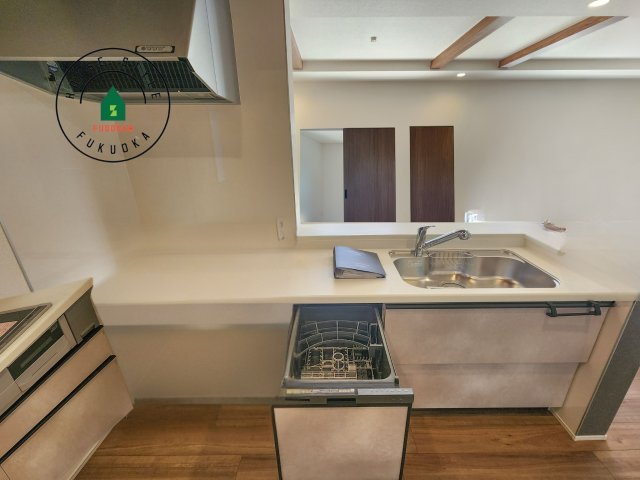 糟屋郡志免町桜丘1丁目第1-2棟（2号棟）の内観：施工例|ご家族を近くに感じられる対面キッチンのLDK。会話もはずみそうですね。