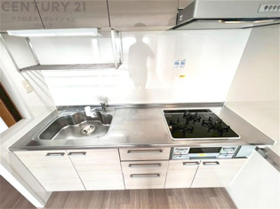 多数の調理器具を同時に使用でき、料理の効率化が可能。省エネで節約になり、様々な料理スタイルに適応できます。また、火力調整が独立しており、手入れや掃除もしやすく、今よりもっとお料理が楽しくなるかも。