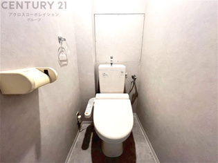 温水洗浄便座付トイレは温水洗浄機能により、暖かい水でおしりを洗浄することができ、冷たい水を使う従来の便座に比べ、温水洗浄機能で暖かいトイレを提供し、快適な使用を可能にします。