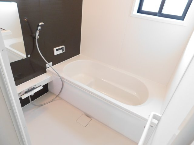 名古屋市瑞穂区白砂町２丁目の新築一戸建の浴室|◇浴室◇　　広い１坪サイズ・浴室暖房乾燥機・保温浴槽・追い焚き機能・ベンチ浴槽・エコシャワー・オートバス・バリアフリーバス・浴室窓あり