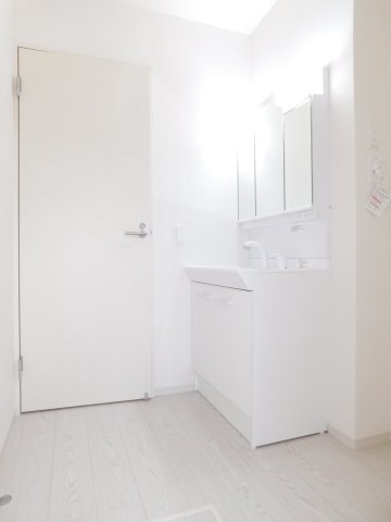 名古屋市瑞穂区白砂町２丁目の新築一戸建の独立洗面台|◇洗面脱衣室◇　　三面鏡シャンプードレッサー