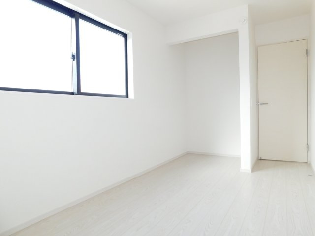 名古屋市瑞穂区白砂町２丁目の新築一戸建の洋室|◇洋室◇　　明るい洋室５．５帖　収納スペース完備！　