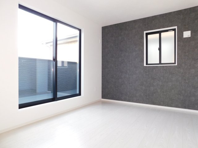 名古屋市瑞穂区白砂町２丁目の新築一戸建の洋室|◇洋室◇　　明るい洋室６．７帖　ウォークインクローゼット完備！　バルコニー付き♪