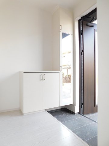 名古屋市瑞穂区白砂町２丁目の新築一戸建の玄関|◇玄関収納◇　　家族の履物がしっかり収納できるミラー付玄関収納♪　玄関にはベビーカーやアウトドア用品が置けるシューズインクローク付き！