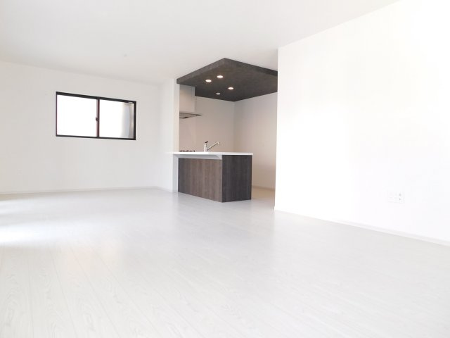 名古屋市瑞穂区白砂町２丁目の新築一戸建の居間・リビング|◇リビング◇　　明るく広いリビング２０．０帖　おしゃれな折下天井のフラットキッチン♪