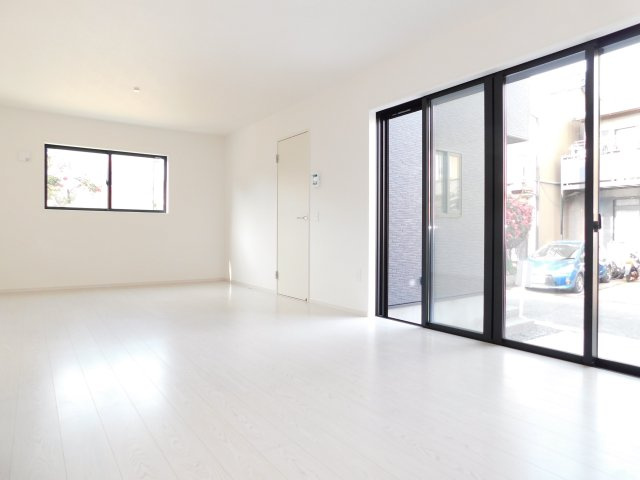 名古屋市瑞穂区白砂町２丁目の新築一戸建の居間・リビング|◇リビング◇　　明るく広いリビング２０．０帖　三面採光の開放的な空間♪