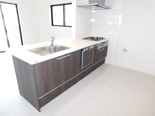名古屋市瑞穂区白砂町２丁目の新築一戸建のキッチン|◇キッチン◇　　人気の対面式・人造大理石カウンターキッチン・食洗機・浄水器一体型水栓・静音仕様シンク・薄型換気扇・Ｓｉセンサーコンロ（３口）