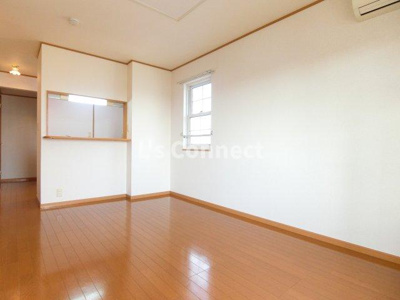 【居間・リビング】 | インノバーレⅢ | 角部屋で２面に窓があります。