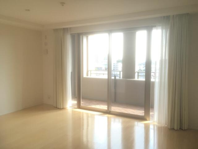 アーサー新宮コンドミオの居間・リビング