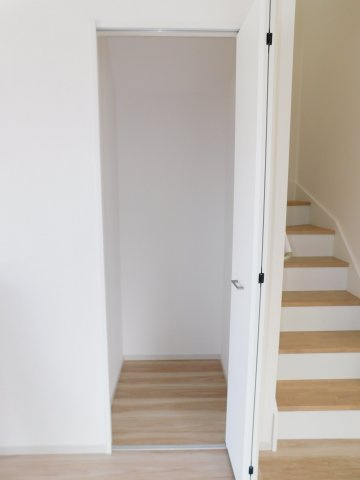 名古屋市南区粕畠町2期の収納|◇リビング収納◇　　階段下のリビング収納　掃除用具や日用品などのストック置き場として活躍♪