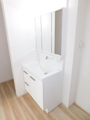 名古屋市南区粕畠町2期の独立洗面台|◇洗面室◇　　三面鏡付シャワードレッサー（７５０サイズ）　くもり止め仕様　ファミリークロークとつながっいて便利な家事動線♪