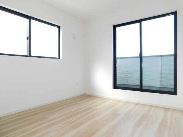 名古屋市南区粕畠町2期の洋室|◇洋室◇　　２面採光で明るい洋室５．２帖　バルコニー利用可　収納完備♪