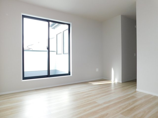 名古屋市南区粕畠町2期の洋室|◇洋室◇　　南面を含む２面採光で明るい洋室９．７帖　ウォークインクローゼット完備！　バルコニー付き♪　