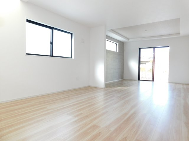 名古屋市南区粕畠町2期の居間・リビング|◇リビング◇　　南面を含む３面採光で明るく広いリビング２２．０帖　折上天井のオシャレな空間♪