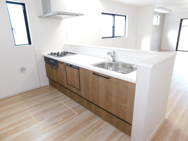 名古屋市南区粕畠町2期のキッチン|◇キッチン◇　　人気の対面式・人造大理石カウンター・浄水器一体型水栓・静音仕様シンク・食洗機・薄型換気扇・Ｓｉセンサーコンロ（３口）・床下収納庫など