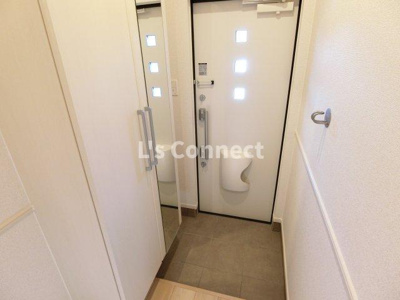 【玄関】 | エアリーＢ | 背の高い下駄箱には鏡付きで身だしなみチェック。