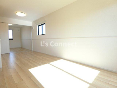 【居間・リビング】 | エアリーＢ | 角部屋で２面に窓があります。