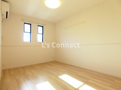 【内装】 | エアリーＢ | 南側洋室にもエアコン付きです。