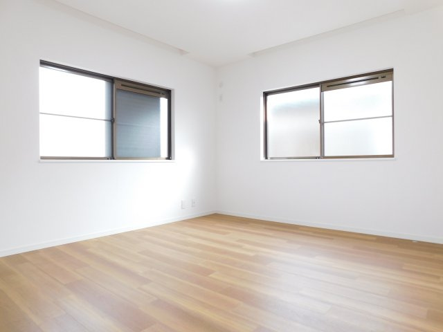 清須市西市場１丁目の中古一戸建の洋室|◇２階洋室◇　　２面採光で明るい洋室約８．０帖　全居室収納完備！　（２０２５年１２月リフォーム済）