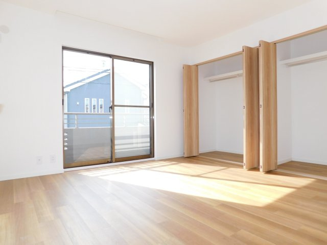 清須市西市場１丁目の中古一戸建の洋室|◇２階洋室◇　　南面を含む２面採光で明るい洋室約８．０帖　全居室収納完備！　バルコニー利用可　（２０２５年１２月リフォーム済）