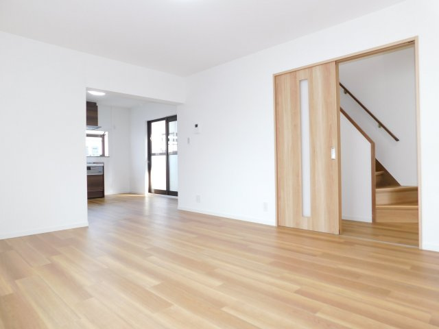 清須市西市場１丁目の中古一戸建の居間・リビング|◇リビング◇　　南面を含む３面採光で明るいリビング約１７．０帖　陽当り良好で明るいリビングには自然と家族が集まります♪　（２０２５年１２月リフォーム済）