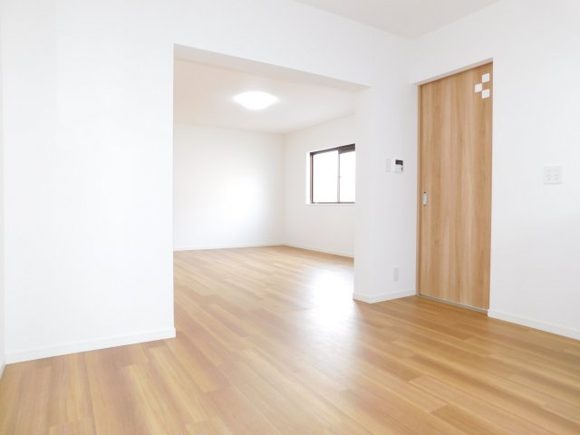 清須市西市場１丁目の中古一戸建の居間・リビング|◇リビング◇　　南面を含む３面採光で明るいリビング約１７．０帖　（２０２５年１２月リフォーム済）