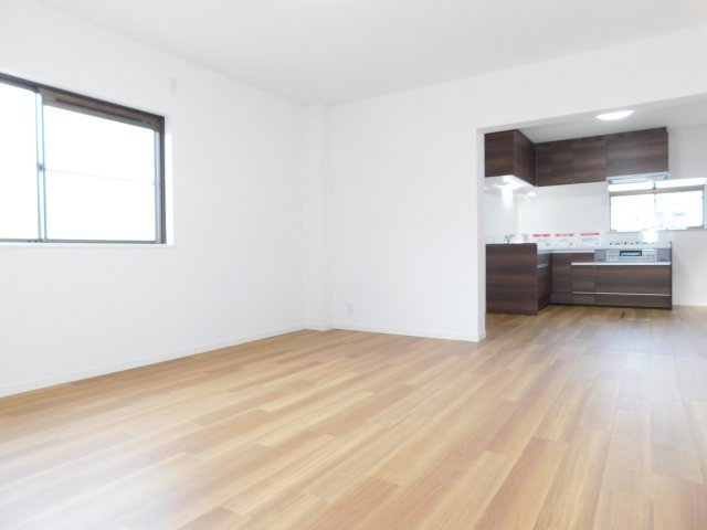 清須市西市場１丁目の中古一戸建の居間・リビング|◇リビング◇　　南面を含む３面採光で明るいリビング約１７．０帖　リビングとダイニング空間を分けやすい間取り♪　（２０２５年１２月リフォーム済）