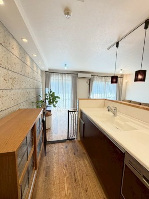 【キッチン】 | ルネ芦屋 | 料理をしながらリビングで遊ぶお子様の様子を見守ることができる対面式キッチン