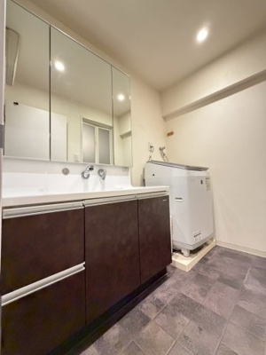 【独立洗面台】 | ルネ芦屋 | 足元収納は、ストック用品を収納するのに便利。たっぷりの鏡裏収納で水廻りスッキリ
