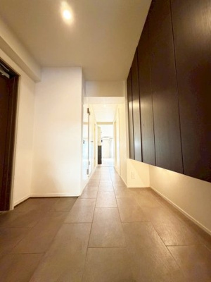 【玄関】 | ルネ芦屋 | 温かみのある落ち着いた雰囲気の内装