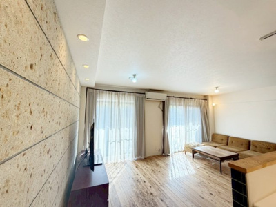 【居間・リビング】 | ルネ芦屋 | 断熱・調湿・防音に優れた大谷石の壁と天然杉の床の心地よい空間