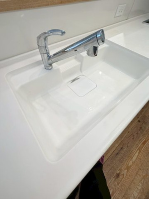 【キッチン】 | ルネ芦屋 | 白色のシンクとカウンターは汚れを軽い段階でさっと掃除できるため、きれいな状態を維持できます
