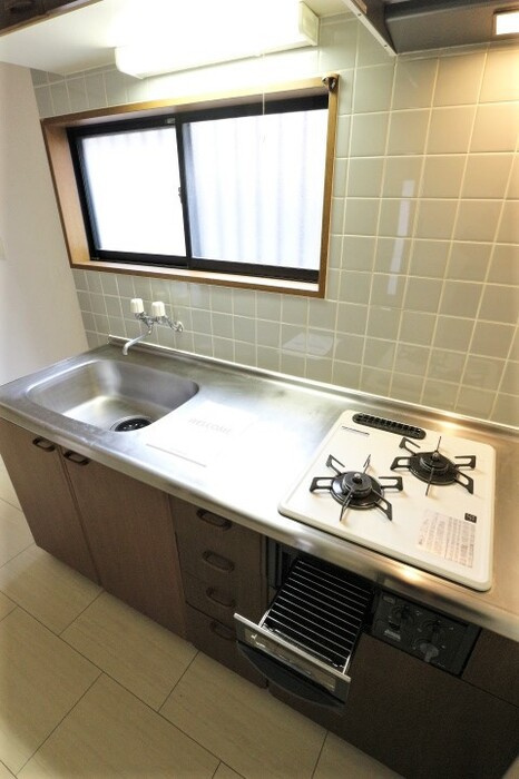 雅弐番館のキッチン|ガスコンロ３口 グリルも付いてます