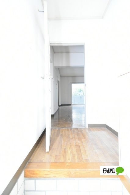 ＫＧ　Apartmentsの玄関