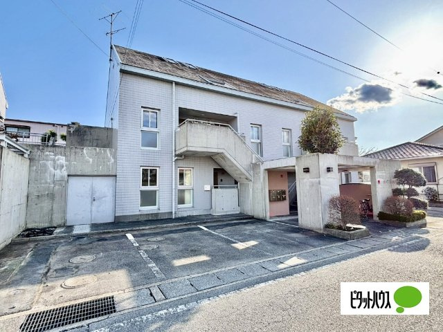 ＫＧ　Apartmentsの駐車場