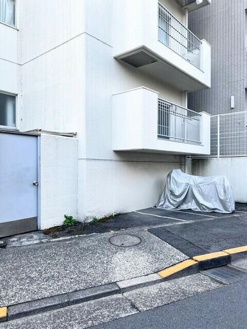 フロール氷川台の駐車場