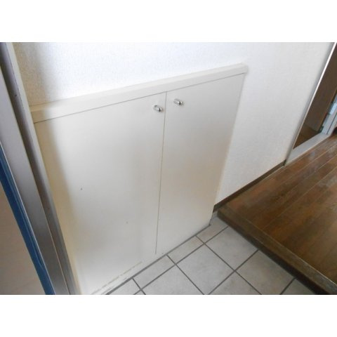 岐阜市鷺山東１丁目のアパートの玄関|下駄箱