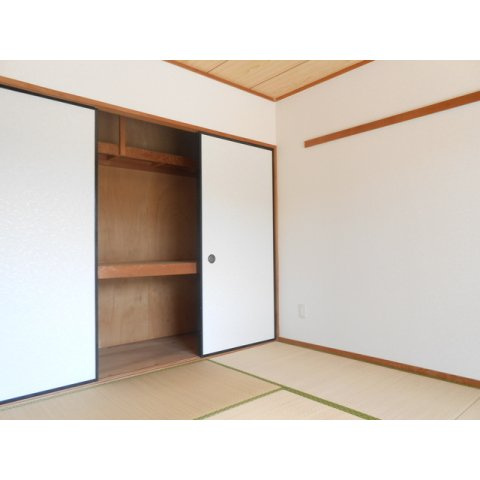 岐阜市鷺山東１丁目のアパートの居間・リビング|和室6帖