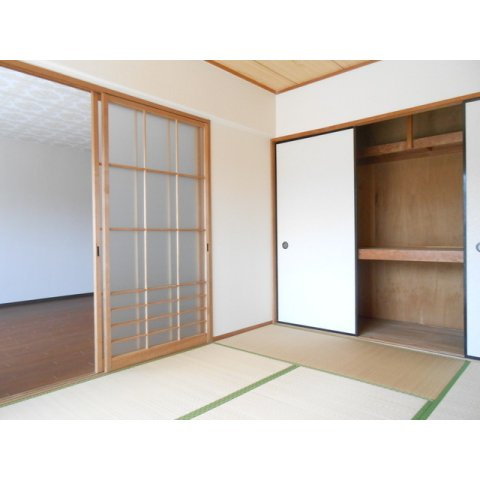 岐阜市鷺山東１丁目のアパートの居間・リビング|和室6帖